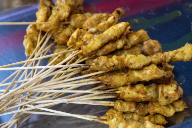 Sokakta satılan Malezya usulü tavuk satay, ünlü yerel yemeklerden biri..