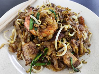 Karidesli ünlü Penang Char Kuey Teow. Malezya 'da meşhur bir sokak yiyeceğidir.