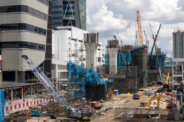 Johor Bahru, Malezya - 30 Mar, 2024: Johor Bahru, Malezya 'da eyaletler arası MRT istasyonu inşaatı. Bu demiryolu mekiği yaklaşık 4 km uzunluğunda ve iki istasyon uzunluğunda.