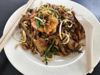 Karidesli ünlü Penang Char Kuey Teow. Malezya 'da meşhur bir sokak yiyeceğidir.