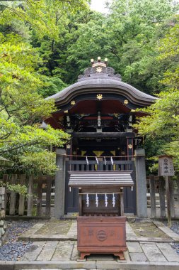 Kamakura, Japonya - 14 Mayıs 2024: Shirahata Tapınağı, Kamakura, Japonya. Shirahata Jinja, Hachiman Tapınağı 'nın bir alt tapınağıdır. .