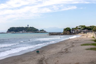 Kamakura, Japonya - 14 Mayıs 2024: Enoshima Adası ve Kamakura, Japonya 'da bulunan Koshigoe kıyıları. Tokyo bölgesinin en ünlü turistik yerlerinden biridir.. 