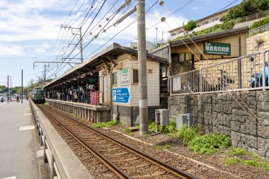 Kamakura, Japonya - 14 Mayıs 2024: Enoshima Electric Railway treni Japonya 'daki istasyona yaklaşıyor. Enoden, Japonya 'daki en eski altıncı demiryoludur.