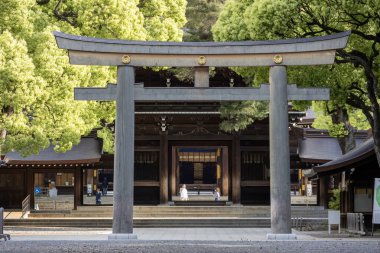 Tokyo, Japonya - 12 Mayıs 2024: Meiji Jingu Sanno Torii Tokyo 'daki Meiji Jingu' nun içinde bulunmaktadır. İmparator Meiji ve karısı İmparatoriçe Shoken 'in tanrılaştırılmış ruhlarına ithaf edilmiştir.