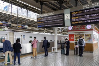 Shin Yokohama, Japonya - 8 Mayıs 2024: Yolcular Shin Yokohama istasyonunda Shinkansen 'i bekliyorlar. Shinkansen hızlı trenleri Japonya 'yı keşfetmenin en hızlı yoludur.