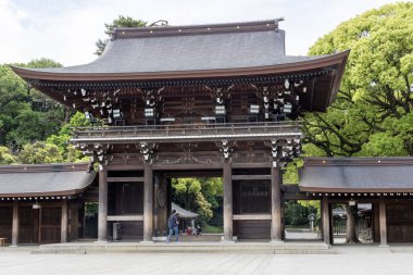 Tokyo, Japonya - 12 Mayıs 2024: Tokyo 'daki Meiji Jingu' nun güney kapısı. İmparator Meiji ve karısı İmparatoriçe Shoken 'in tanrılaştırılmış ruhlarına ithaf edilmiştir.