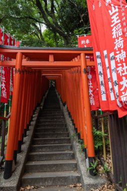 Tokyo, Japonya - 12 Mayıs 2024 Hie Shrine, Tokyo 'da etkileyici bir kırmızı torii kapısı tüneli. Tokyo 'daki Hie-jinja Tapınağı geleneksel Japon Shinto dininin tapınağıdır.