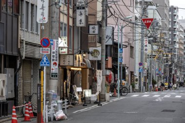 Tokyo, Japonya - 12 Mayıs 2024: Tokyo 'da Ningyocho alışveriş bölgesi. Ningyocho alışveriş caddesinde eski Edo döneminden kalma zengin bir atmosfer var.