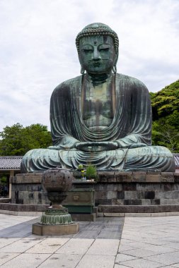 Kamakura, Japonya- 14 Mayıs 2024: Kamakura, Japonya 'daki Kamakura tapınağındaki Kamakura Daibutsu heykeli
