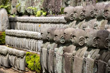 Kamakura, Japonya - 14 Mayıs 2024: Kamakura, Japonya 'daki Hasedera tapınağındaki binlerce Jizo heykeli. Hasedera tapınağı 11 başlı Kannon heykeliyle ünlüdür.
