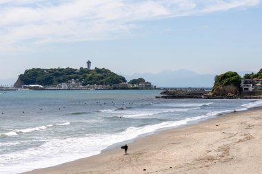 Kamakura, Japonya - 14 Mayıs 2024: Enoshima Adası ve Kamakura, Japonya 'da bulunan Koshigoe kıyıları. Tokyo bölgesinin en ünlü turistik yerlerinden biridir..