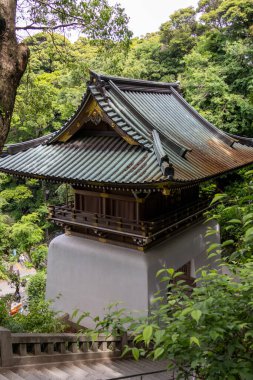 Kamakura, Japonya - 14 Mayıs 2024: Enoshima Tapınak Alanı, Japonya. Bu kapının adı Zuishinmon. Saf ruh anlamına gelebilir.