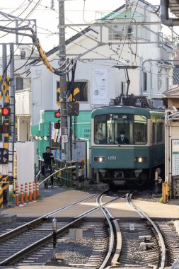 Kamakura, Japonya - 14 Mayıs 2024: Kamakura, Japonya 'daki Enoshima Dentetsu tren hattı. Eski cazibesini deniz kenti Kamakura 'da sergiliyor.