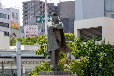 Okayama, Japonya - 10 Mayıs 2024: Okayama istasyonunun önündeki Rokkosei Anıt Heykeli. Eski sistemdeki altıncı lisenin bir anıtı.