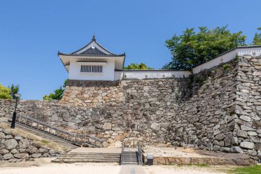 Okayama, Japonya - 10 Mayıs 2024 Okayama Kalesi 'nin Akazu-no-Mon kapısı. Bu büyük kale kapısı ana katın girişi olarak güçlendirildi.