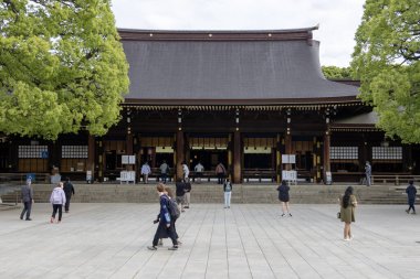 Tokyo, Japonya - 12 Mayıs 2024: Tokyo 'daki Meiji Jingu' yu ziyaret eden insanlar. İmparator Meiji ve karısı İmparatoriçe Shoken 'in tanrılaştırılmış ruhlarına ithaf edilmiştir.