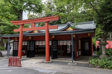 Tokyo, Japonya- 12 Mayıs 2024: Hie Shrine, Tokyo 'daki Yasaka Tapınağı. Hie Shrine çok güzel, daha küçük bir tapınak.