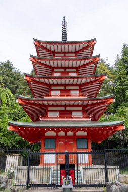 Shimoyoshida, Japonya - 15 Mayıs 2024: Shimoyoshida, Japonya 'daki ünlü Chureito Pagoda' nın detayları. Chureito Pagoda aşağıdan 398 taş basamağın tepesinde.