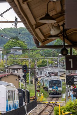 Shimoyoshida, Japonya - 15 Mayıs 2024: Fujikyu treni Japonya 'daki Shimoyoshida İstasyonu' na yaklaşıyor.