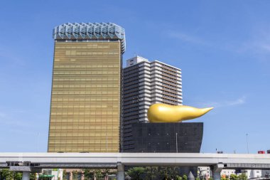 Tokyo, Japonya - 18 Mayıs 2024: Tokyo 'daki Sumida Nehri boyunca bulunan Asahi Grubu merkez binası. Bu dış kısmı kehribar renginde, üst kısmı ise bira dolu bir fincanı andırıyor.