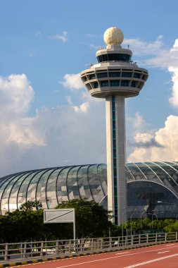 Singapur - 7 Mayıs 2024: Kontrol Kulesi ve Jewel Changi Havalimanı Terminal 2, Singapur