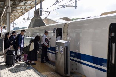 Shin Yokohama, Japonya- 8 Mayıs 2024: Shin Yokohama, Japonya 'daki Shinkansen trenine yolcu alımı. Shinkansen hızlı trenleri Japonya 'yı keşfetmenin en hızlı yoludur..
