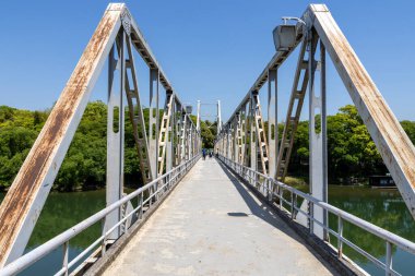 Okayama, Japonya - 10 Mayıs 2024: Okayama City, Japonya 'daki Asahi nehri üzerindeki Tsukimi köprüsü. Okayama 'daki Tsukimi-bashi köprüsü Okayama Kalesi ve Korakuen' i birbirine bağlıyor.