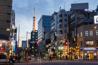 Tokyo, Japonya - 10 Mayıs 2024: Tokyo 'da Tokyo Kulesi' nin arka planında Minato bölgesinin sokak manzarası. Minato, Akasaka, Azabu ve Shiba 'nın birleşmesiyle 1947 yılında kuruldu.