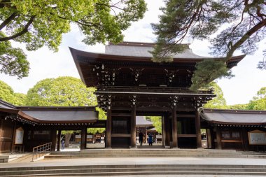 Tokyo, Japonya - 12 Mayıs 2024: Tokyo 'daki Meiji Jingu' nun güney kapısı. İmparator Meiji ve karısı İmparatoriçe Shoken 'in tanrılaştırılmış ruhlarına ithaf edilmiştir.