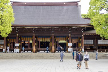 Tokyo, Japonya - 12 Mayıs 2024: Tokyo 'daki Meiji Jingu' yu ziyaret eden insanlar. İmparator Meiji ve karısı İmparatoriçe Shoken 'in tanrılaştırılmış ruhlarına ithaf edilmiştir.