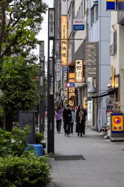 Tokyo, Japonya - 12 Mayıs 2024: Tokyo 'da Ningyocho alışveriş bölgesi. Ningyocho alışveriş caddesinde eski Edo döneminden kalma zengin bir atmosfer var.