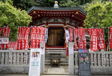 Enoshima, Japonya - 14 Mayıs 2024 Enoshima Shrine Hoanden, Enoshima, Japonya. Enoshima Tapınağı ilk kez 552 yılında İmparator Kinmei 'nin emriyle Iwaya' da inşa edildi.