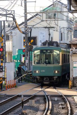 Kamakura, Japonya - 14 Mayıs 2024: Kamakura, Japonya 'daki Enoshima Dentetsu tren hattı. Eski cazibesini deniz kenti Kamakura 'da sergiliyor.