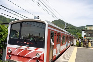 Kawaguchiko, Japonya - 15 Mayıs 2024: Japonya 'daki Kawaguchiko İstasyonu' nda yerel tren. Kawaguchiko İstasyonu 'na ancak Fujikyu Demiryolu Hattı üzerinden ulaşılabilir.