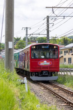 Shimoyoshida, Japonya - 15 Mayıs 2024: Fujikyu treni Japonya 'daki Shimoyoshida İstasyonu' na yaklaşıyor.