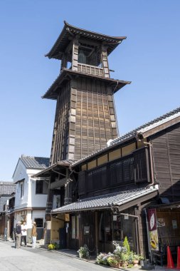Kawagoe, Japonya- 17 Mayıs 2024: Japonya 'nın Saitama ilindeki Kawagoe şehri. Time 's Bell adında çan kulesi olan küçük bir caddenin manzarası.