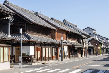 Kawagoe, Japonya- 17 Mayıs 2024: Japonya 'da yürüyen cadde. Kawagoe 'nin en önemli yeri Küçük Edo olarak da bilinen iyi korunmuş Koedo bölgesidir.
