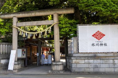 Kawagoe, Japonya- 17 Mayıs 2024: Kawagoe, Japonya 'daki Hikawa Tapınağı' nın Torii kapısı. Kawagoe Hikawa Tapınağı 'nın yaklaşık 1500 yaşında olduğu söyleniyor.