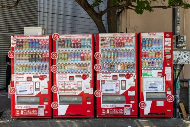 Tokyo, Japonya - 17 Mayıs 2024: Japonya 'da yol kenarında satış makineleri. Milyonlarca otomat bugün Japonya 'da mal ve hizmetlerden oluşan bir dağı dağıtıyor..