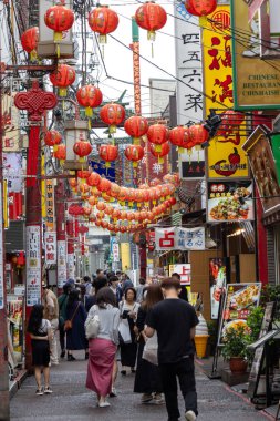 Yokohama, Japonya - 19 Mayıs 2024: Yokohama Çin Mahallesi, Japonya 'ya turistler ziyaret etti. Japoncada Yokohama Chukagai olarak adlandırılır ve Japonya 'daki üç Çin mahallesinden biridir..