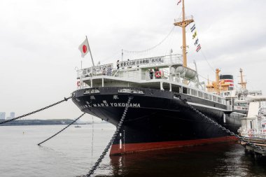 Yokohama, Japonya - 19 Mayıs 2024: NYK Denizcilik Müzesi ve Yokohama, Japonya 'daki NYK Hikawa Maru. Yokohama 'daki Yamashita Parkı' nın yakınına demirlemiş bir müze gemisi.