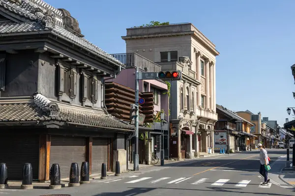 Kawagoe, Japonya- 17 Mayıs 2024: Japonya 'da yürüyen cadde. Kawagoe 'nin en önemli yeri Küçük Edo olarak da bilinen iyi korunmuş Koedo bölgesidir.