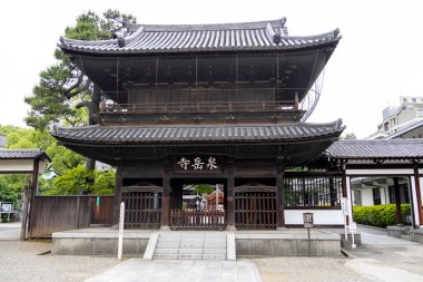 Tokyo, Japonya - 19 Mayıs 2024: Tokyo, Japonya 'daki Sengakuji Tapınağı. 47 Samuray 'ın son dinlenme yeridir (47 Ronin).