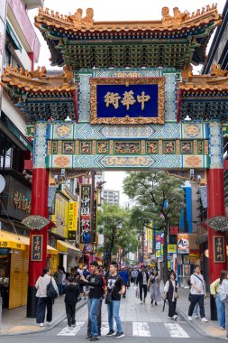 Yokohama, Japonya - 19 Mayıs 2024: Yokohama Çin Mahallesi, Japonya 'ya turistler ziyaret etti. Japoncada Yokohama Chukagai olarak adlandırılır ve Japonya 'daki üç Çin mahallesinden biridir..