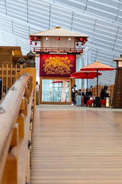 Tokyo, Japonya- 19 Mayıs 2024: Haneda havaalanı içindeki Nihonbashi köprüsü, Japonya. Bu, Edo dönemindeki ünlü ahşap köprünün yarı boyutlu bir kopyası..