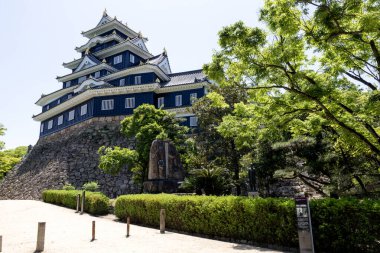 Okayama, Japonya - 10 Mayıs 2024: Okayama Kalesi (Kara Kale) Okayama, Japonya. Bu şehirde ünlü bir simgedir. .