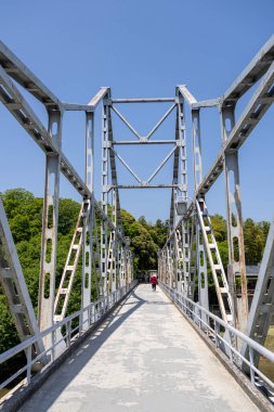 Okayama, Japonya - 10 Mayıs 2024: Okayama City, Japonya 'daki Asahi nehri üzerindeki Tsukimi köprüsü. Okayama 'daki Tsukimi-bashi köprüsü Okayama Kalesi ve Korakuen' i birbirine bağlıyor.