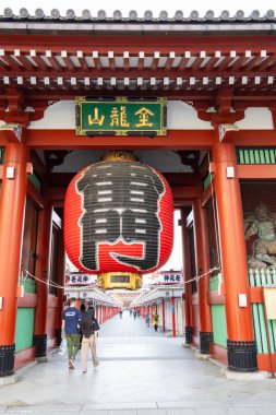 Tokyo, Japonya - 11 Mayıs 2024: Senso-ji tapınağı Tokyo, Japonya 'da Kaminarimon kapısı. Bu kapı turistler arasında çok popüler..