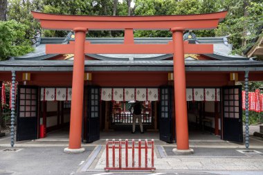 Tokyo, Japonya- 12 Mayıs 2024: Hie Shrine, Tokyo 'daki Yasaka Tapınağı. Hie Shrine çok güzel, daha küçük bir tapınak.