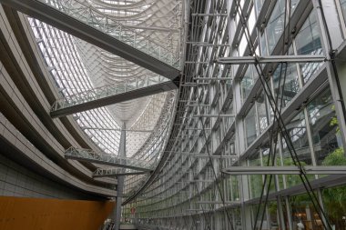 Tokyo, Japonya - 13 Mayıs 2024: Japonya 'daki Tokyo Uluslararası Forum' un halka açık salonu. Modern mimarinin harika bir örneği..